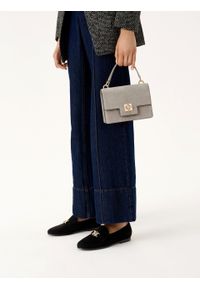 Kazar - Szara torebka z rączką i paskiem. Kolor: szary. Wzór: gładki. Materiał: zamszowe, skórzane. Rozmiar: małe. Styl: casual #5