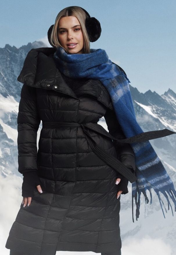 Born2be - Czarna Kurtka Płaszcz z Szerokim Kołnierzem i Kapturem Wiązana w Pasie Feku. Kolor: czarny. Materiał: materiał. Długość: długie. Sezon: zima. Styl: klasyczny, elegancki