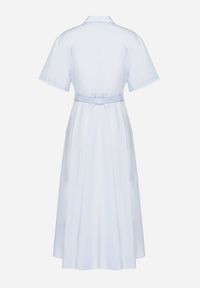 Born2be - Jasnoniebieska Bawełniana Sukienka o Koszulowym Kroju z Paskiem i Kwiatowymi Broszkami Zelnea. Okazja: na spotkanie biznesowe. Kolor: niebieski. Materiał: bawełna. Długość rękawa: krótki rękaw. Wzór: kwiaty. Typ sukienki: koszulowe. Styl: biznesowy, elegancki #5