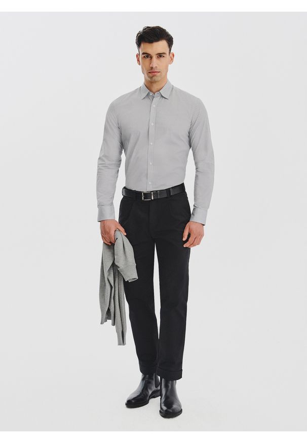 Pako Lorente - PAKO LORENTE - Biała koszula męska mikrowzór. Kolor: biały. Materiał: bawełna. Długość rękawa: długi rękaw. Długość: długie. Sezon: jesień