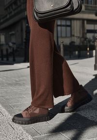Born2be - Brązowe Botki Vices w Stylu Traperów z Grubą Tłoczoną Podeszwą z Ozdobą Alurriva. Okazja: na co dzień. Kolor: brązowy. Materiał: jeans. Wzór: aplikacja. Styl: casual
