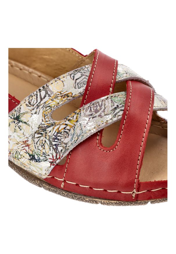 Czerwone Sandały Helios Modne Płaskie Obuwie Damskie. Zapięcie: klamry. Kolor: czerwony. Materiał: skóra. Wzór: aplikacja, paski. Sezon: lato. Styl: klasyczny