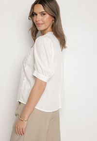 Born2be - Biała Wiskozowa Koszula Ozdobiona Haftem Lirevara. Kolor: biały. Materiał: wiskoza. Długość rękawa: krótki rękaw. Długość: krótkie. Wzór: aplikacja, haft. Styl: klasyczny, elegancki #5