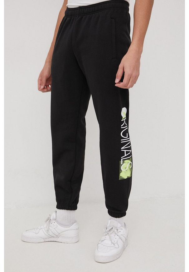 adidas Originals spodnie dresowe męskie kolor czarny z nadrukiem. Kolor: czarny. Materiał: dresówka. Wzór: nadruk
