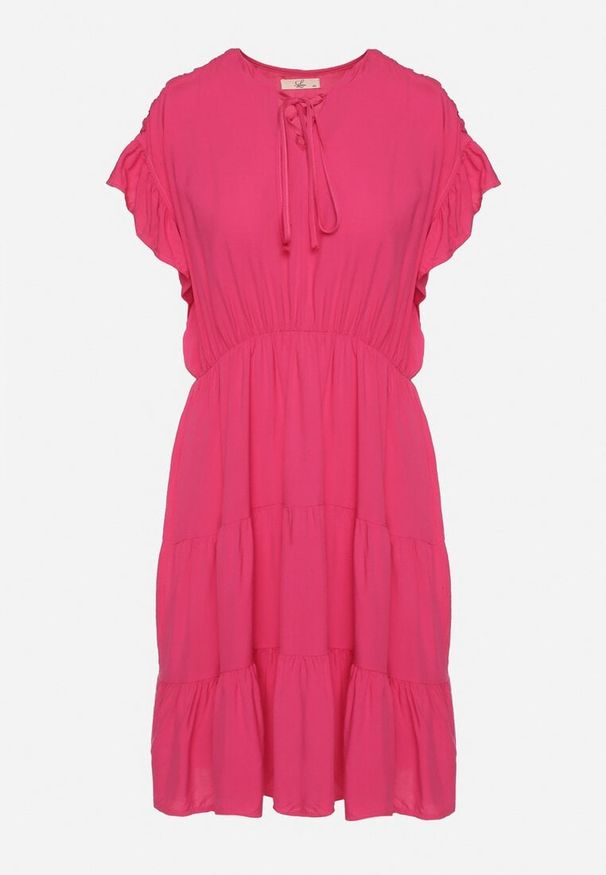 Born2be - Fuksjowa Sukienka z Gumką w Pasie Ozdobiona Falbanką i Wiązana Materiałowym Paskiem Tiamalou. Typ kołnierza: dekolt w łódkę. Kolor: różowy. Materiał: materiał. Długość rękawa: krótki rękaw. Wzór: aplikacja