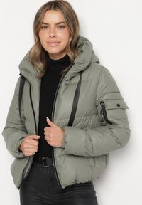 Born2be - Zielona Pikowana Kurtka Puffer z Kapturem i Ozdobnymi Taśmami Relania. Okazja: na co dzień, na spacer. Typ kołnierza: kaptur. Kolor: zielony. Materiał: skóra, poliester, dzianina. Styl: casual #3