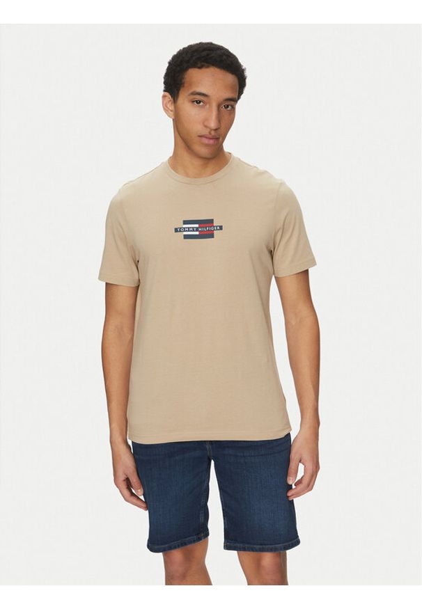 TOMMY HILFIGER - Tommy Hilfiger T-Shirt Flag Box MW0MW38636 Beżowy Regular Fit. Kolor: beżowy. Materiał: bawełna