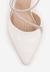 Born2be - Białe Eleganckie Czółenka VICES na Słupku z Paskiem z Cyrkoniami Phelato. Okazja: na komunię, na wesele, na ślub cywilny. Zapięcie: pasek. Kolor: biały. Materiał: satyna. Obcas: na słupku. Styl: elegancki #6