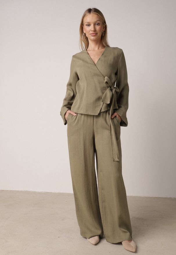 Born2be - Zielona Kopertowa Bluzka z Wiskozy Ozdobiona Wiązaniem Velanitte. Okazja: na co dzień. Kolor: zielony. Materiał: wiskoza. Wzór: aplikacja. Styl: wizytowy, casual, elegancki