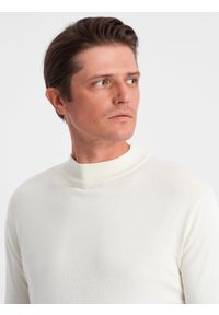 Ombre Clothing - Męski dzianinowy półgolf z wiskozą – kremowy V4 OM-SWTN-0100 - XXL. Okazja: na co dzień. Kolor: kremowy. Materiał: dzianina, wiskoza. Wzór: gładki, jednolity. Styl: klasyczny, elegancki, casual #7