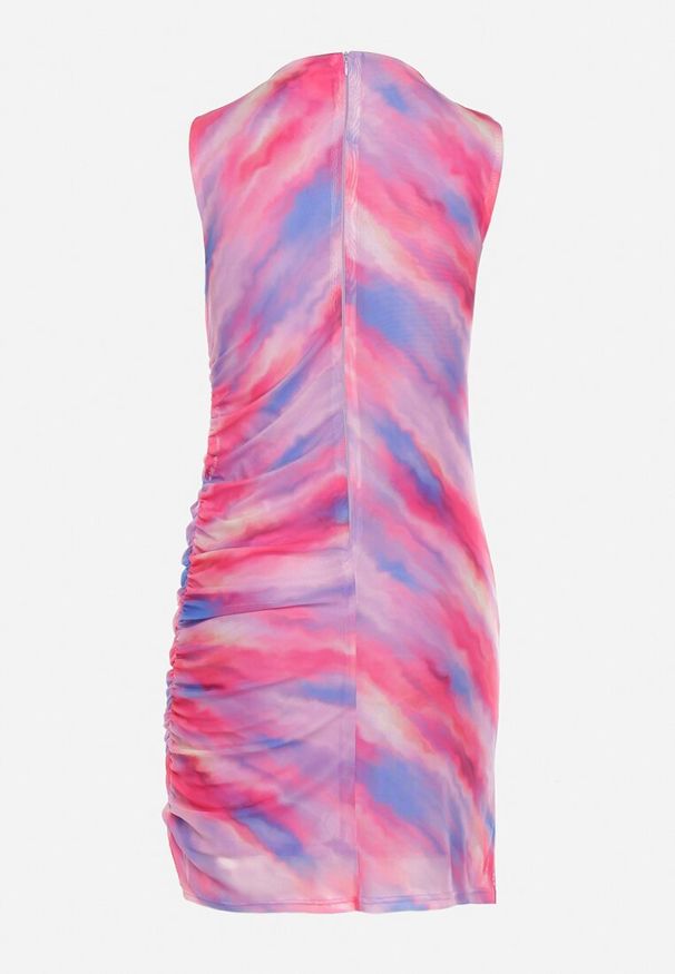 Born2be - Różowa Dopasowana Sukienka Mini Ozdobiona Wzorem Tie-Dye i Marszczeniami Xeris. Okazja: na imprezę. Kolor: różowy. Wzór: aplikacja. Styl: wakacyjny. Długość: mini