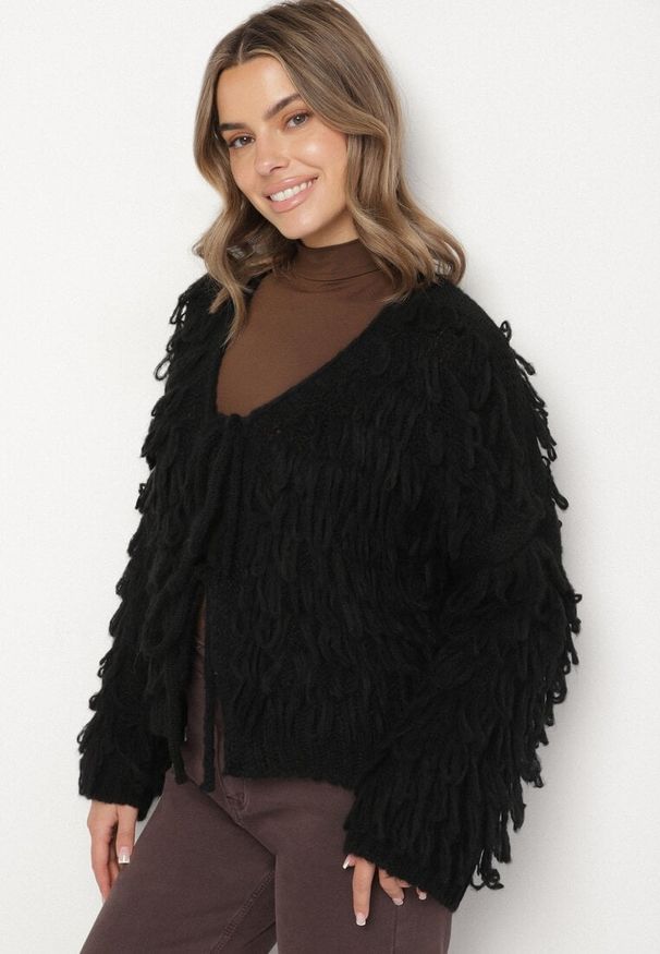 Born2be - Czarny Wiązany Kardigan z Dodatkiem Wełny i Wiskozy Zdobiony Frędzlami Tiravea. Okazja: na co dzień. Typ kołnierza: dekolt w serek. Kolor: czarny. Materiał: wełna, wiskoza. Długość rękawa: długi rękaw. Długość: długie. Wzór: aplikacja. Styl: casual, elegancki