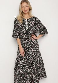 Born2be - Czarna Bawełniana Sukienka Rozkloszowana w Drobne Kwiatki z Chwostem Orrilva. Okazja: na co dzień, na imprezę. Typ kołnierza: dekolt w łódkę. Kolor: czarny. Materiał: bawełna. Wzór: kwiaty. Sezon: wiosna. Styl: casual, elegancki #7