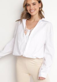 Born2be - Biała Bawełniana Koszula i Top na Ramiączkach Ozdobiona Koronką Odarriva. Okazja: na co dzień. Typ kołnierza: kołnierzyk klasyczny, dekolt w kształcie V. Kolor: biały. Materiał: koronka, bawełna. Długość rękawa: na ramiączkach. Długość: długie. Wzór: aplikacja, koronka. Styl: klasyczny, casual, elegancki #3