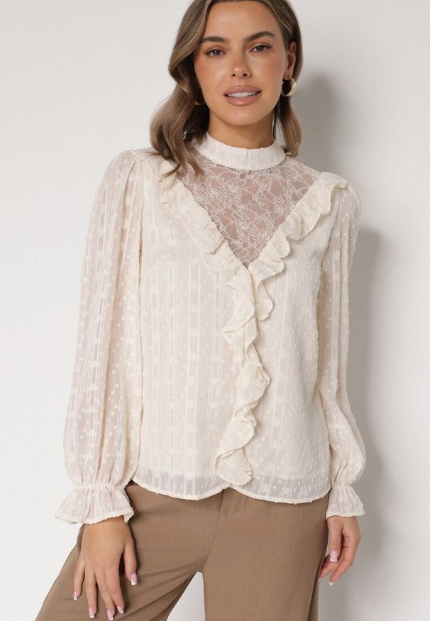 Born2be - Beżowa Bluzka Zdobiona Koronką Falbankami i Metaliczną Nicią Feralea. Okazja: na co dzień, do pracy, na spotkanie biznesowe. Typ kołnierza: kołnierz z falbankami. Kolor: beżowy. Materiał: koronka. Wzór: aplikacja, koronka. Styl: casual, biznesowy, elegancki