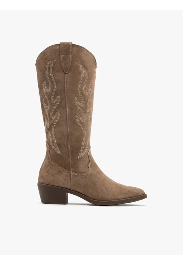 Ryłko - Welurowe kozaki typu kowbojki z dekoracyjnym haftem. Zapięcie: zamek. Kolor: beżowy. Materiał: skóra. Wzór: haft. Styl: street
