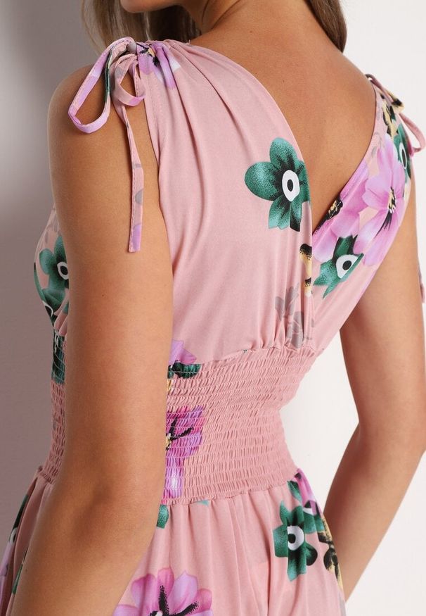 Born2be - Jasnoróżowy Kombinezon w Kwiaty z Trójkątnym Dekoltem i Troczkami na Ramionach Benan. Okazja: na co dzień. Kolor: różowy. Wzór: kwiaty. Styl: casual, elegancki