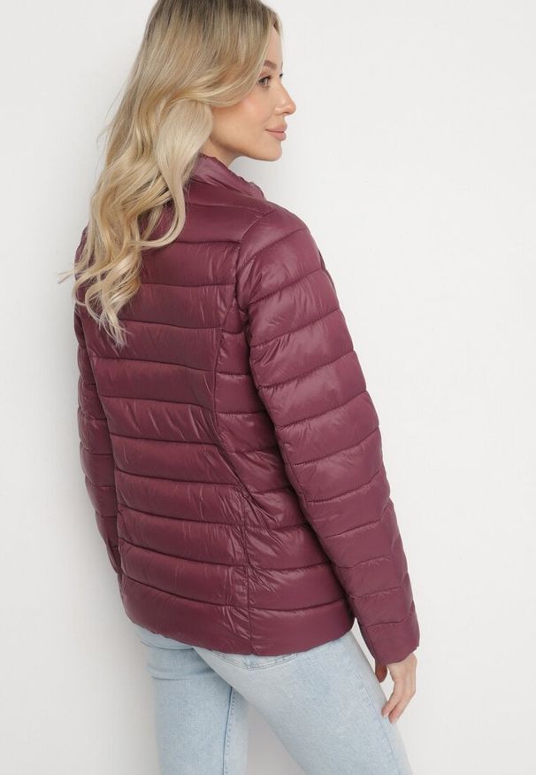 Born2be - Bordowa Pikowana Kurtka w Klasycznym Stylu Nelaniel. Okazja: na co dzień. Kolor: czerwony. Materiał: jeans. Styl: klasyczny