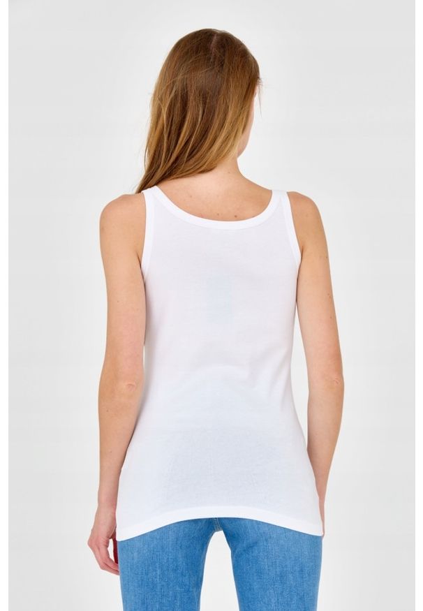 Emporio Armani - EMPORIO ARMANI Top biały z dżetowym logo. Kolor: biały. Materiał: bawełna