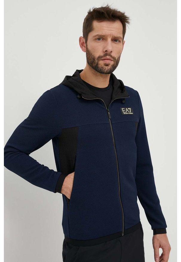 EA7 Emporio Armani bluza męska kolor granatowy z kapturem z aplikacją. Typ kołnierza: kaptur. Kolor: niebieski. Wzór: aplikacja