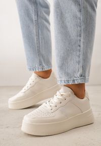Born2be - Beżowe Sneakersy na Platfromie z Bieżnikiem i Perforacją Artie. Kolor: beżowy. Materiał: skóra. Sezon: wiosna, jesień. Obcas: na platformie #7