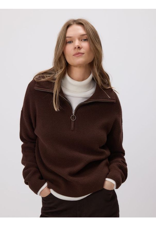 Reserved - Sweter z wiskozą - ciemnobrązowy. Kolor: brązowy. Materiał: wiskoza
