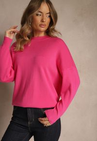 Renee - Fuksjowy Nietoperzowy Sweter w Minimalistycznym Stylu Raliava. Okazja: na co dzień. Kolor: różowy. Materiał: skóra, jeans. Styl: casual, elegancki #2