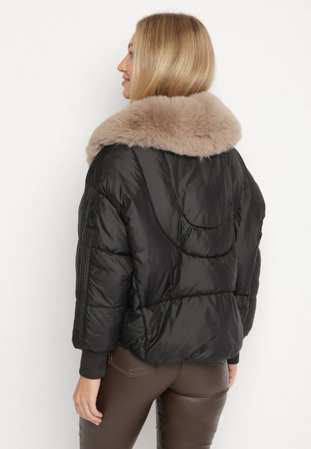 Born2be - Czarna Pikowana Kurtka o Pudełkowym Kroju z Kapturem z Futerkiem Rivitta. Okazja: na co dzień, do pracy, na spotkanie biznesowe. Typ kołnierza: kaptur. Kolor: czarny. Materiał: futro. Wzór: aplikacja, paski. Styl: biznesowy, klasyczny, casual, elegancki