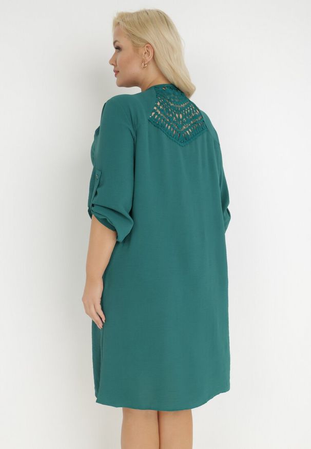 Born2be - Zielona Sukienka Meganie. Kolekcja: plus size. Kolor: zielony. Materiał: koronka. Długość rękawa: długi rękaw. Wzór: koronka, gładki. Typ sukienki: dla puszystych. Styl: elegancki. Długość: midi