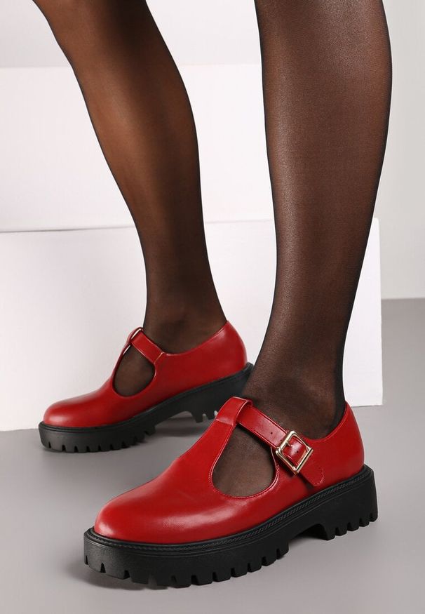 Born2be - Bordowe Półbuty na Grubej Podeszwie z Paskiem i Sprzączką Berilona. Okazja: na co dzień. Zapięcie: pasek. Kolor: czerwony. Materiał: jeans. Styl: casual, klasyczny