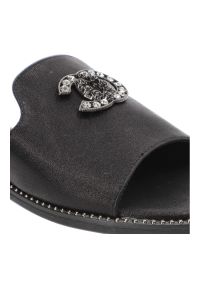 Czarne Klapki S.Barski Stylowe Obuwie Damskie. Okazja: na co dzień. Kolor: czarny. Wzór: aplikacja. Sezon: lato. Obcas: na płaskiej podeszwie. Styl: elegancki #4