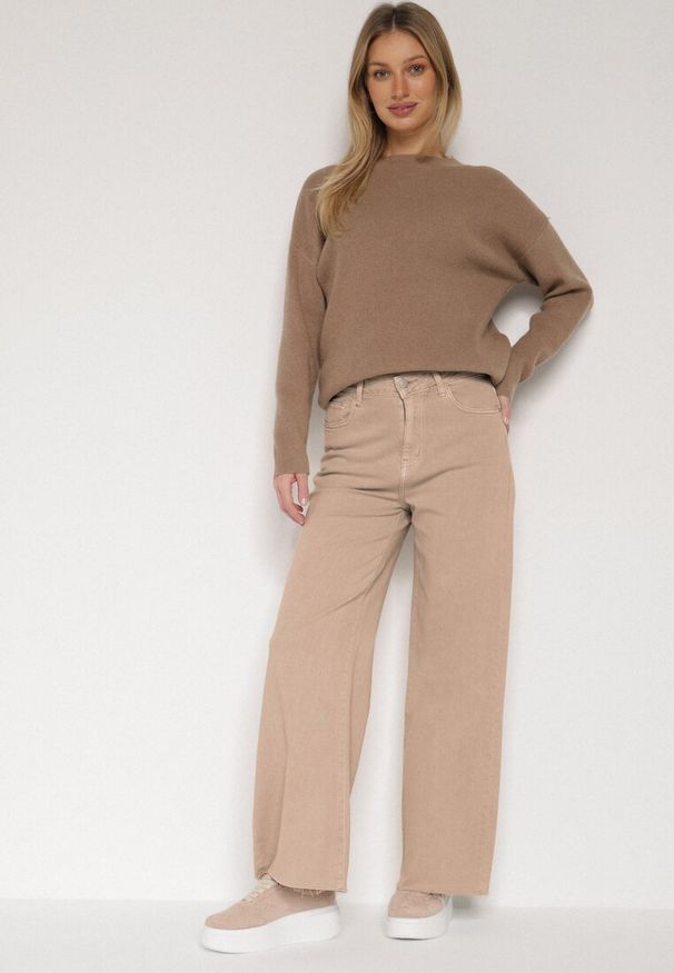 Born2be - Beżowe Szerokie Jeansy z Wysokim Stanem i Postrzępionymi Nogawkami Fyrelreia. Okazja: na co dzień. Stan: podwyższony. Kolor: beżowy. Styl: klasyczny, casual