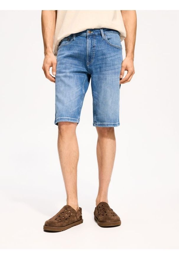 Reserved - Jeansowe szorty slim fit - niebieski. Kolor: niebieski. Materiał: jeans