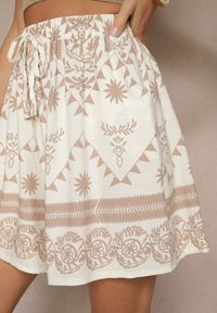 Renee - Beżowe Szorty High Waist z Abstrakcyjnym Wzorem Filasena. Okazja: na co dzień. Stan: podwyższony. Kolor: beżowy. Sezon: lato. Styl: casual