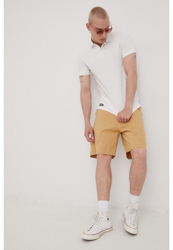 Superdry polo bawełniane kolor biały z aplikacją. Typ kołnierza: polo. Kolor: biały. Materiał: bawełna. Długość: krótkie. Wzór: aplikacja