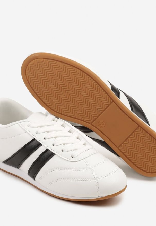 Renee - Biało-Czarne Sneakersy Typu Tenisówki z Paseczkami Liantina. Okazja: na co dzień. Zapięcie: pasek. Kolor: biały. Materiał: jeans. Szerokość cholewki: normalna. Wzór: paski