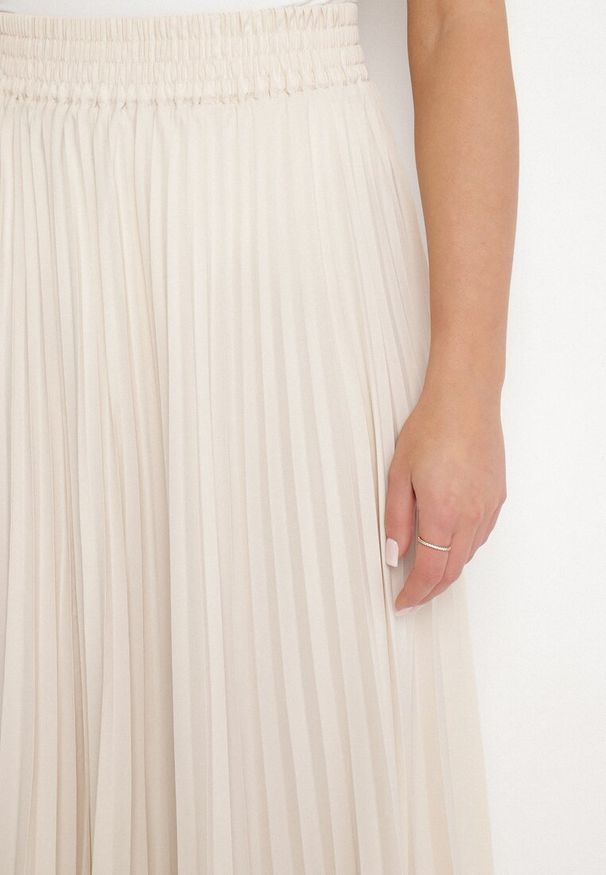 Born2be - Jasnobeżowa Spódnica Plisowana o Rozkloszowanym Kroju z Gumką w Talii Sarlimi. Okazja: na spotkanie biznesowe, do pracy, na co dzień. Kolor: beżowy. Styl: elegancki, casual, biznesowy