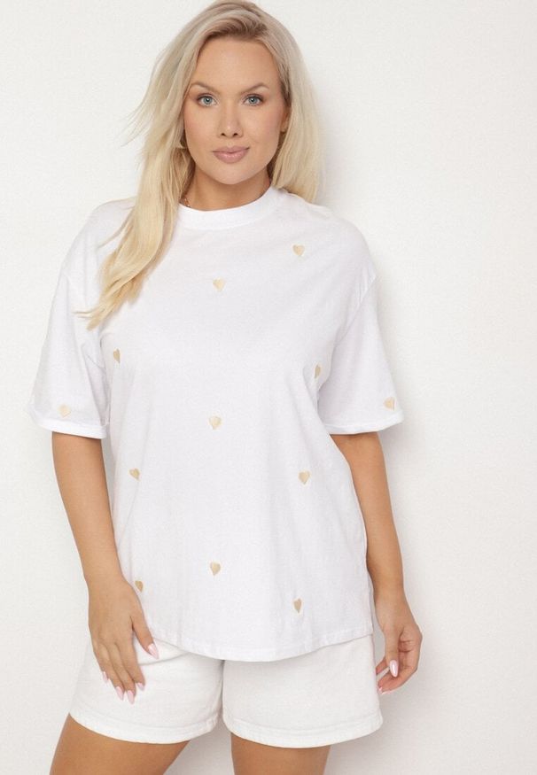 Born2be - Biało-Beżowy Bawełniany T-shirt Zdobiony Haftem w Kształcie Serc Naloree. Okazja: na co dzień. Kolekcja: plus size. Kolor: biały. Materiał: bawełna. Wzór: aplikacja, haft. Styl: klasyczny, elegancki, casual