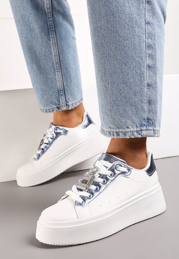 Born2be - Biało-Niebieskie Sneakersy z Metaliczną Ozdobą z Cyrkoniami przy Sznurówkach Awenttes. Okazja: na co dzień. Kolor: biały. Wzór: aplikacja