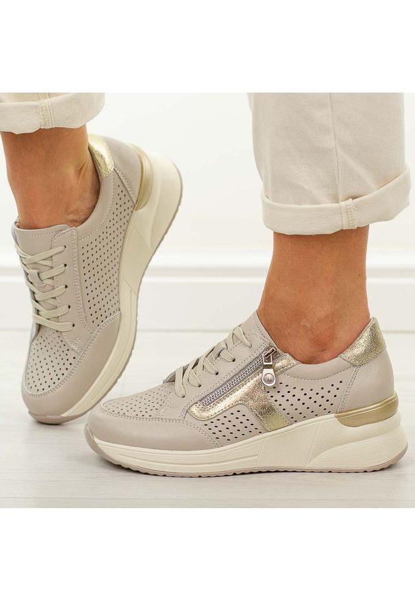 Beżowe skórzane ażurowe półbuty damskie Vinceza 95403. Okazja: na spacer, na co dzień. Nosek buta: okrągły. Zapięcie: sznurówki. Kolor: beżowy. Szerokość cholewki: normalna. Wzór: ażurowy. Materiał: skóra. Sezon: wiosna, lato. Obcas: na koturnie. Styl: casual, elegancki, klasyczny