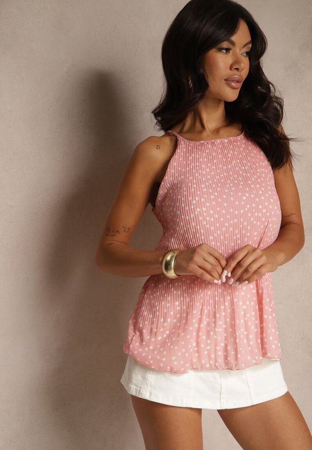 Renee - Różowa Bluzka na Ramiączkach w Groszki Zdobiona Plisami Filavra. Okazja: na co dzień. Kolor: różowy. Długość rękawa: na ramiączkach. Wzór: aplikacja, grochy. Styl: elegancki, casual