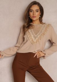 Renee - Beżowy Sweter z Falbankami i Ażurową Koronką Vegu. Typ kołnierza: kołnierz z falbankami. Kolor: beżowy. Materiał: koronka. Długość rękawa: długi rękaw. Długość: długie. Wzór: koronka, ażurowy. Styl: klasyczny #5