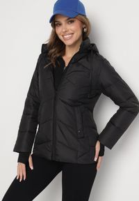 Born2be - Czarna Kurtka z Szerokim Pikowaniem i Kapturem Yasidi. Okazja: na co dzień. Kolor: czarny. Materiał: jeans. Styl: casual, elegancki #1