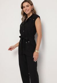 Born2be - Czarny Kombinezon z Wiskozą o Koszulowym Kroju z Wiązanym Paskiem i Napami Sepalisa. Okazja: na co dzień, na spotkanie biznesowe, do pracy. Kolor: czarny. Materiał: wiskoza. Długość rękawa: krótki rękaw. Długość: krótkie. Styl: biznesowy, casual #5
