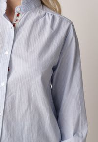 Born2be - Niebieska Bawełniana Koszula ze Stójką z Falbanką i Haftem przy Guzikach Umaria. Okazja: na co dzień, na spotkanie biznesowe, do pracy. Typ kołnierza: kołnierzyk stójkowy. Kolor: niebieski. Materiał: bawełna. Wzór: haft. Styl: casual, biznesowy, elegancki #8