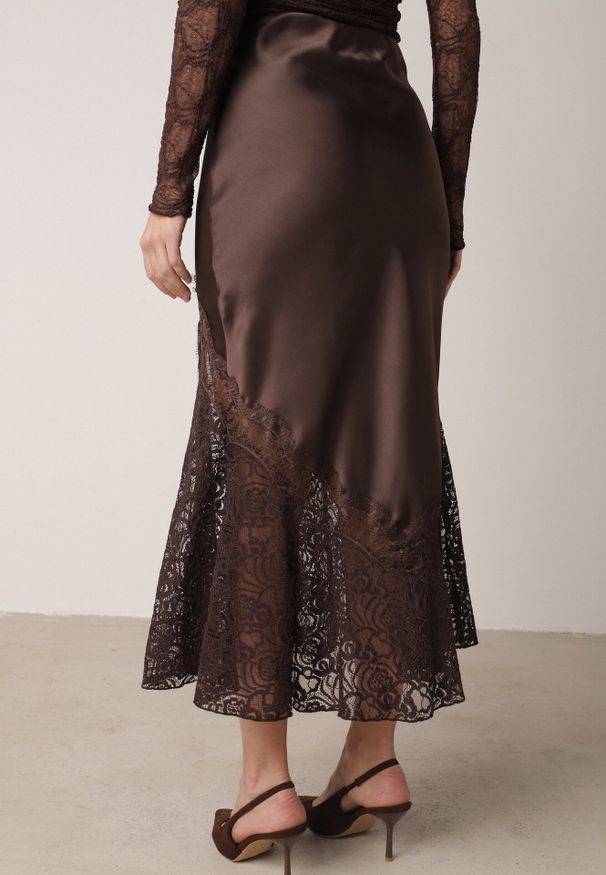 Born2be - Brązowa Spódnica z Satyny z Koronką i Rozcięciem na Nogę Doritana. Okazja: na co dzień, na spotkanie biznesowe. Kolor: brązowy. Materiał: satyna, koronka. Wzór: koronka. Styl: casual, biznesowy, elegancki