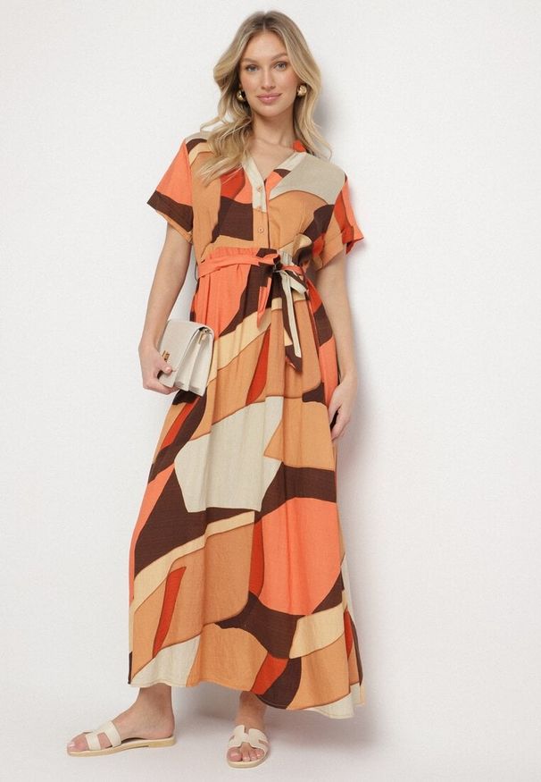 Born2be - Jasnobrązowa Sukienka Rozkloszowana z Wiskozy w Geometryczny Wzór z Paskiem Ranislla. Okazja: na co dzień. Typ kołnierza: dekolt w serek. Kolor: brązowy. Materiał: wiskoza. Długość rękawa: krótki rękaw. Wzór: geometria. Styl: elegancki, casual
