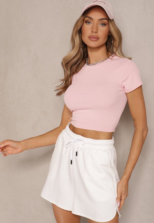 Renee - Jasnoróżowy Krótki T-shirt z Prążkowanej Tkaniny Teloma. Okazja: na spacer. Kolor: różowy. Materiał: prążkowany, tkanina. Długość: krótkie. Styl: klasyczny, sportowy, elegancki