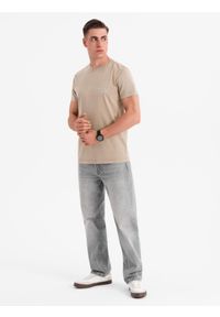 Ombre Clothing - Bawełniana koszulka z nadrukiem na klatce i plecach - ciemnobeżowa V2 - Rozmiar: XL. Okazja: na co dzień. Kolor: beżowy. Materiał: bawełna. Wzór: nadruk. Styl: vintage, casual, klasyczny #9