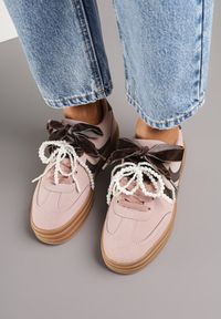 Renee - Różowe Sneakersy Tenisówki na Tłoczonej Platformie Ozdobione Perłami Ashinne. Okazja: na co dzień. Kolor: różowy. Wzór: aplikacja. Obcas: na platformie #3